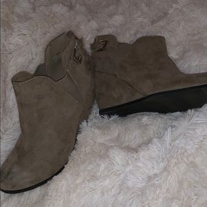 Taupe maurices wedges